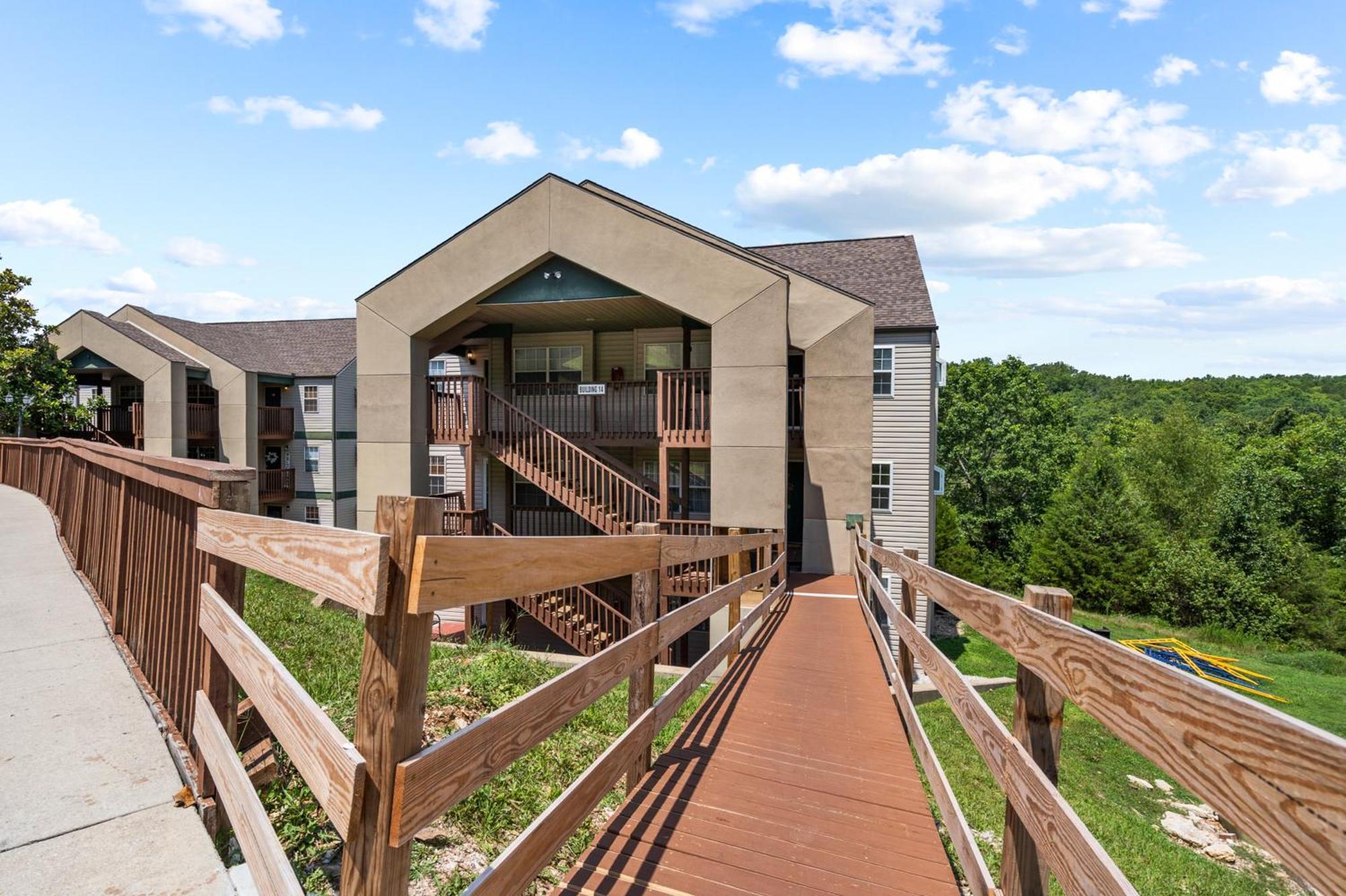 Woodpecker Watchtower Apartment Бренсън Екстериор снимка